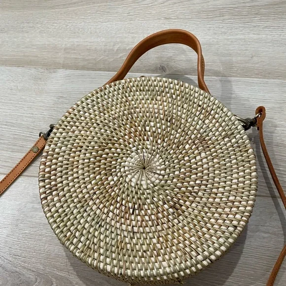 New! Hand-painted Indonesian round shaped woven rattan bag - Picture 5 of 5